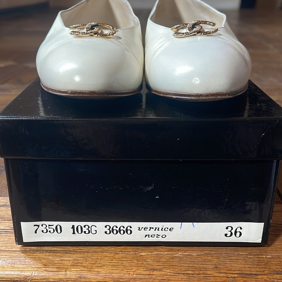 CHANEL Vintage Off-White Leather Flats 6 - Picture 5 of 10